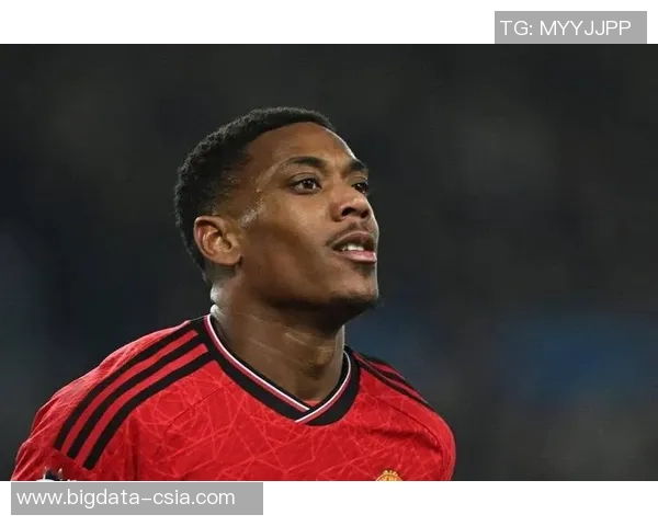 法国足球球星马夏尔亲自示范写字技巧展现个人独特魅力